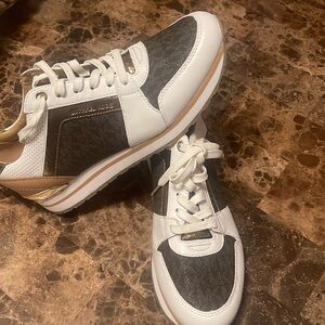MICHAEL KORS Billie Leather
White Brown Casual Trainer
Sneakers Size 8.5